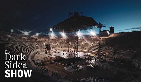 Fotogramma da The Dark Side of The Show