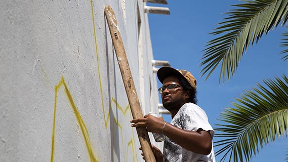 Fotogramma da Les amoureux des bancs publics - La strada che resiste con l'arte